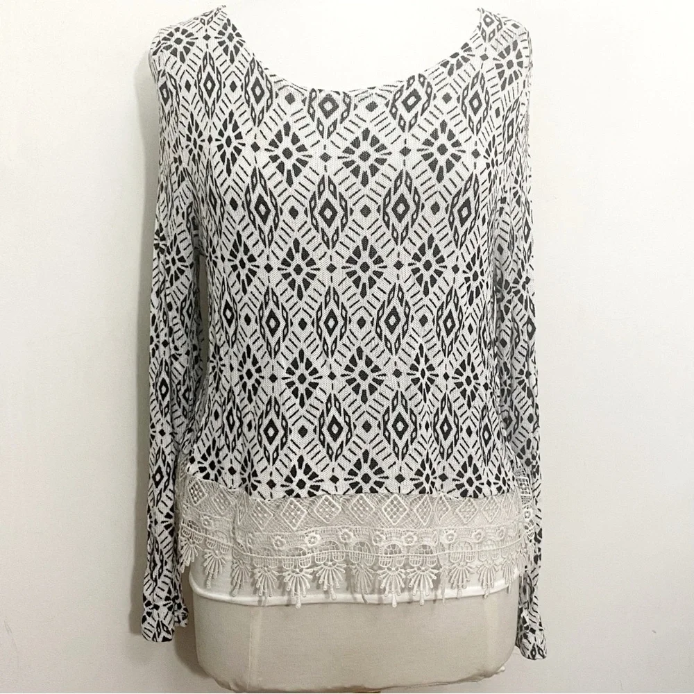 H&M DIVIDED wide crochet hem lightweight loose weave graphic print sweater M